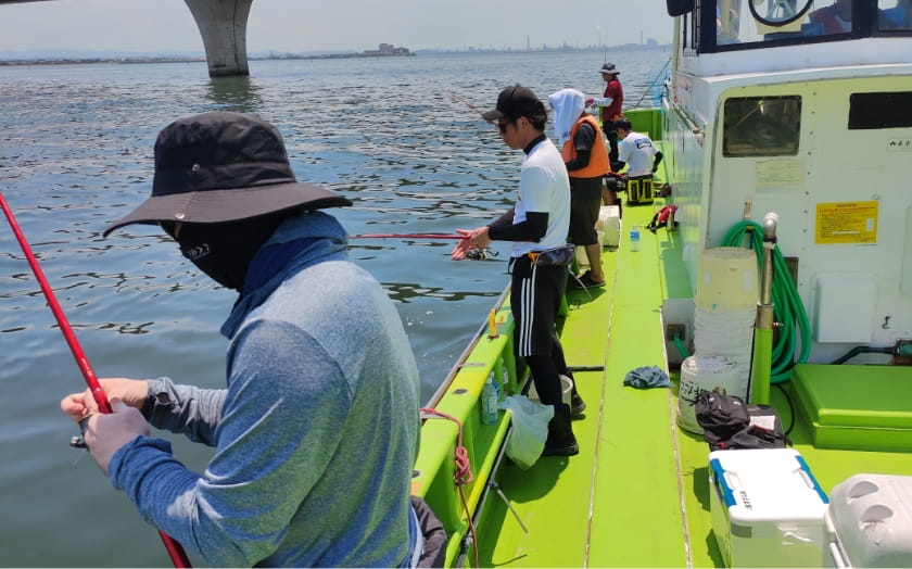 横一列に並んで、釣りをしています