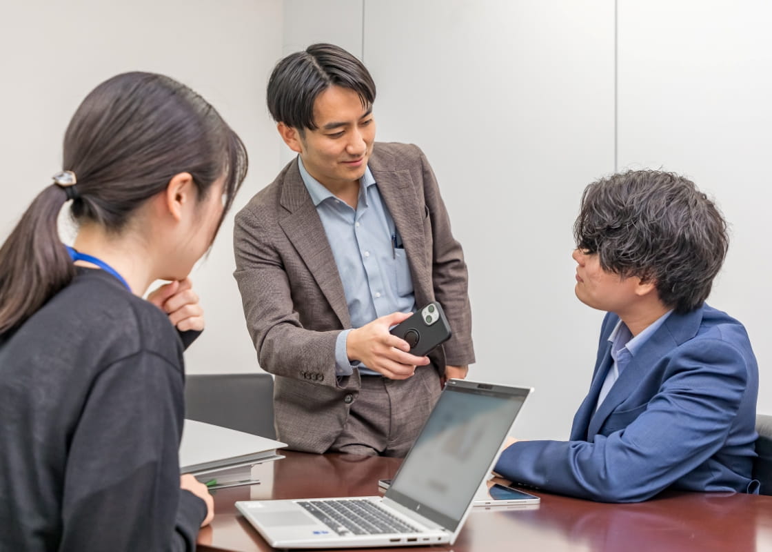 男性2名と女性1名が話している様子