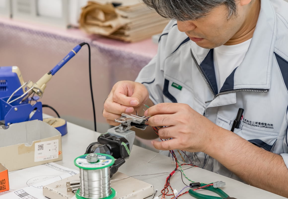 男性が配線を行っている様子